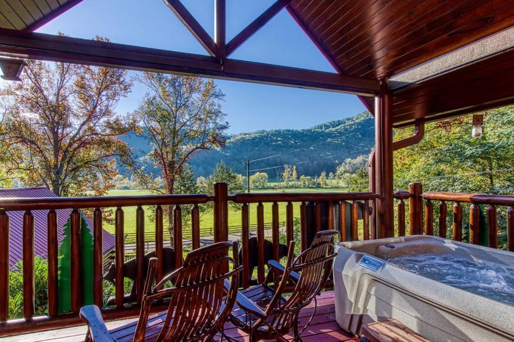 Papa Bear, Hot Tub, Wifi, 1089 Free Tickets Each Paid Day, Dollywood And More Sevierville Ngoại thất bức ảnh