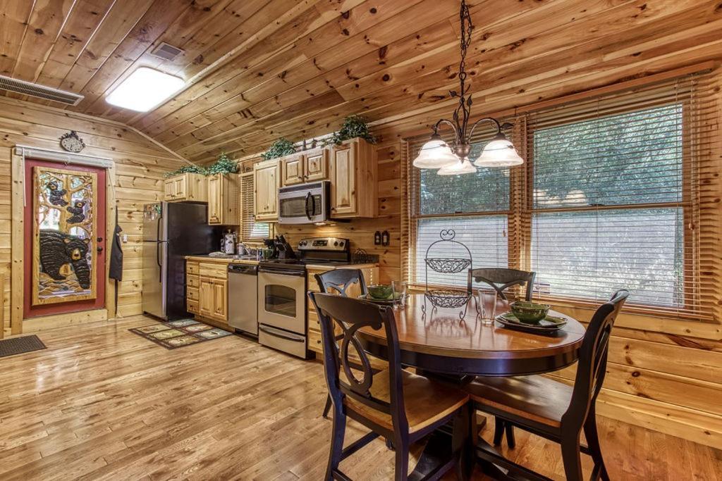 Papa Bear, Hot Tub, Wifi, 1089 Free Tickets Each Paid Day, Dollywood And More Sevierville Ngoại thất bức ảnh