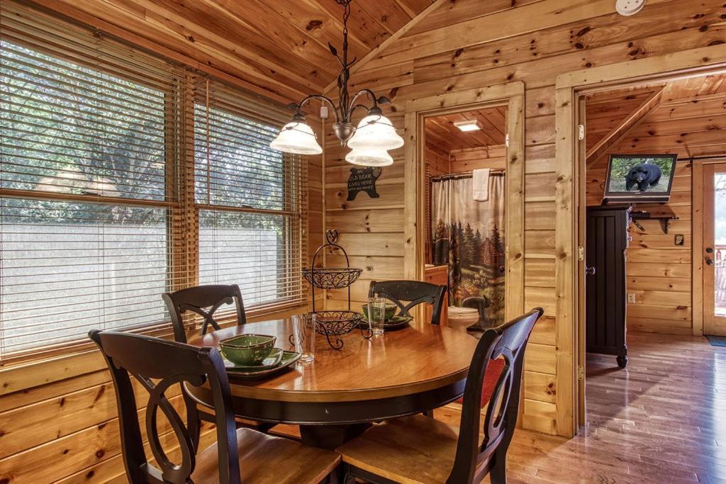 Papa Bear, Hot Tub, Wifi, 1089 Free Tickets Each Paid Day, Dollywood And More Sevierville Ngoại thất bức ảnh